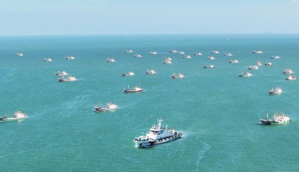 达道宝 东海万艘渔船开捕 “2025护航开渔行动”启动